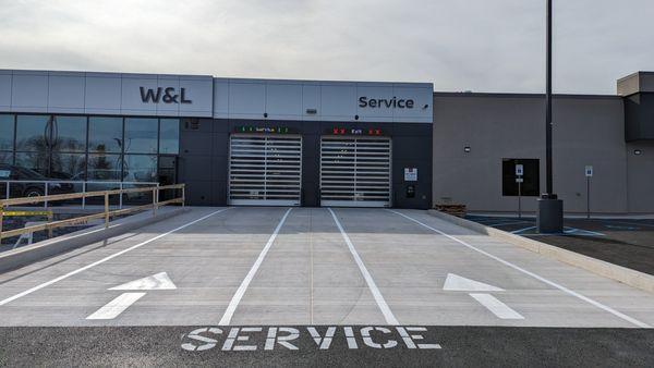 The W&L Nissan Service Drive allows customers to  drive into the service reception area where they are greeted by a Service Advisor.