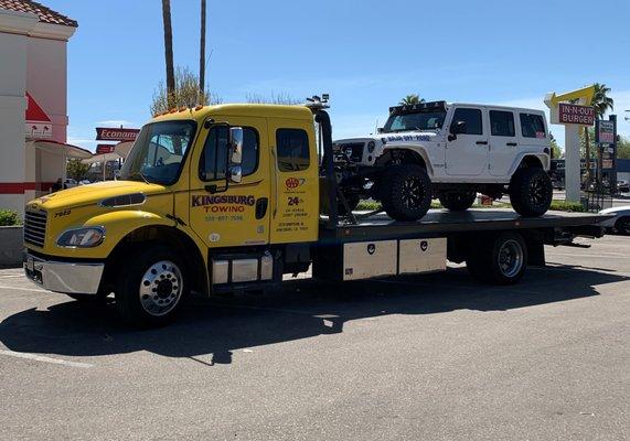 Kingsburg Towing soaking up this beautiful California weather. Just so happens it's in front of one of my favorite places to eat!