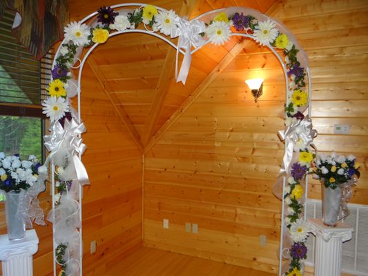 Wedding Arch will be decorated in Silk or Live Flowers.   Delivered to your wedding Site Location. Also, can be delivered to your cabin.!