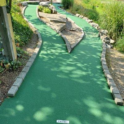 Mini golf hole