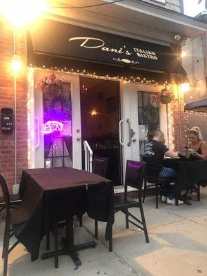 This is a hidden gem on Amboy Road. If you happen to pull into De Luca's make a quick U-Turn and try this place. You'll love it!