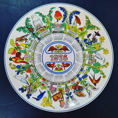 1976 calendar plate by Wedgwood of Etruria and Barlaston. Made in England.  Measures 10" in diameter. $18.