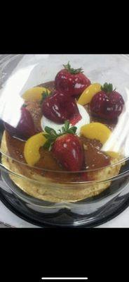 Flan napolitano con frutas naturales