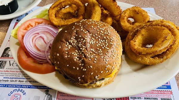 Classic Cheeseburger w/ onion rings