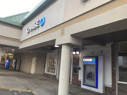 12.15.2018 - somewhat unsafe Chase ATM in Cleveland. I wish Chase had more locations around Cleveland.