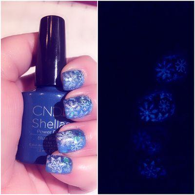 #holidaynails #shellac #snowflakes #glowinthedark #glowpowder