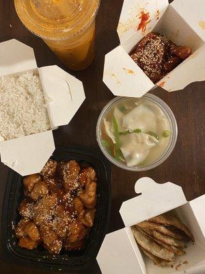 All vegan: wonton soup, scallion pan cake, V102. Vegetarian BBQ Seitan, and more.