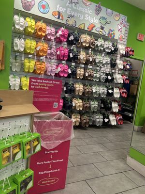 Crocs Charm Kiosk Jersey Gardens