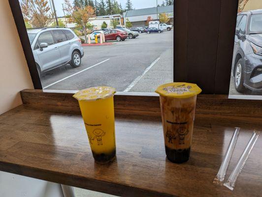 Mango lemonade half sweet with tapioca & Okinawa milk tea with tapioca