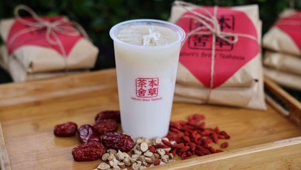 crimson tea
A tea with the strongest traditional Chinese herbal flavor, which when combined with milk, offers a unique taste and benefits