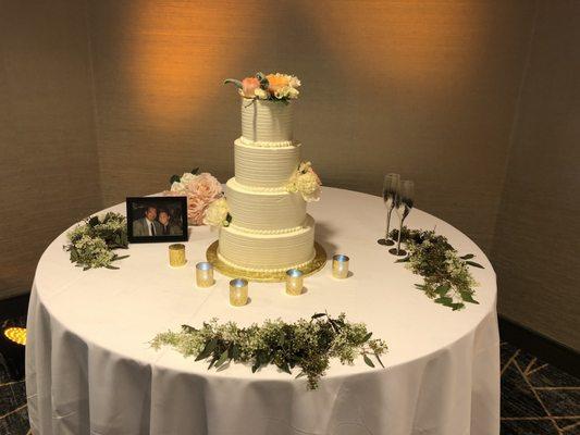 David provided the flowers on the cake and greenery on the table. Simple, sophisticated & elegant! Wedding cake by The Cakery in Burlingame.