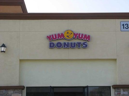 Yum Yum Donuts Illuminated sign