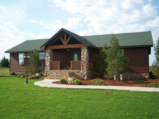 Log Cabin with 3 bedroom/2 bathrooms, 2 king beds and double bunks in 3rd bedroom.  Washer/dryer.