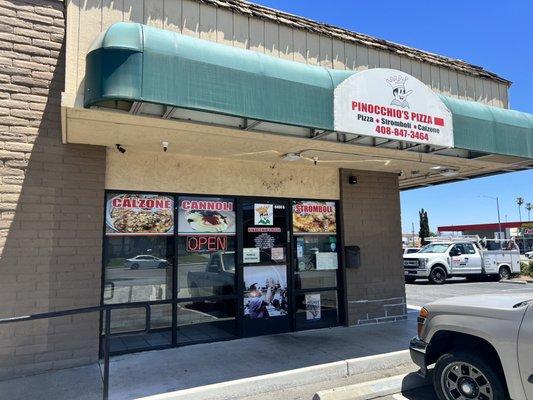 This simple mom-&-pop standby turns out pizzas with classic toppings, along with wings.  Only found in Gilroy California.