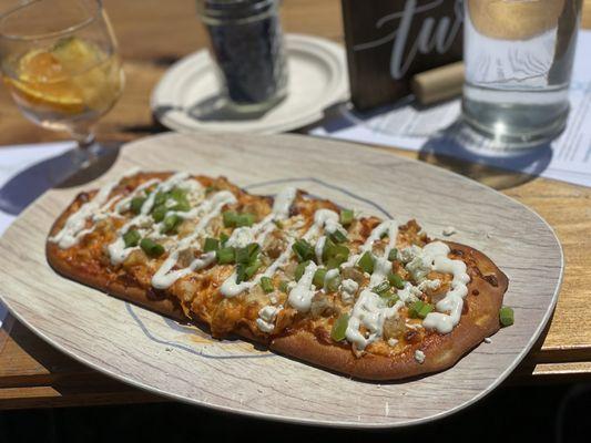 Buffalo chicken flatbread