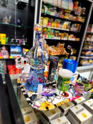 Who doesn't love gumball machine pipes? Whether you want to smoke concentrates or flower ....this rig can do both!