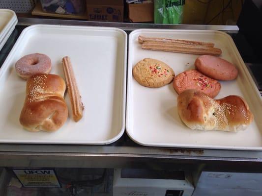 Churros c/ caramelo (w/ caramel), pan enchilada c/ queso (bread stuffed w/ cheese and chilies), donuts y cookies.