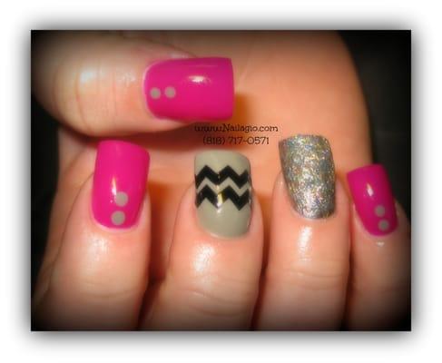 CHEVRON NAILS