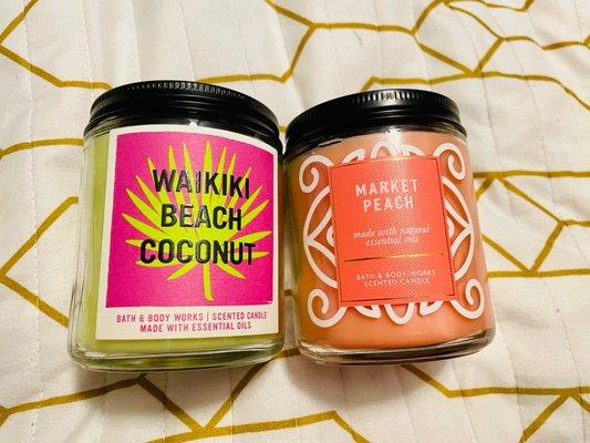 Market Peach is my absolute favorite peach candle I've ever tried anywhere. It's a true peach scent- juicy and sugary and not overwhelming