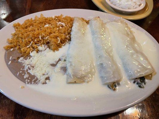 Spinach enchiladas with cheese sauce