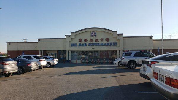 Del Mar Supermarket exterior