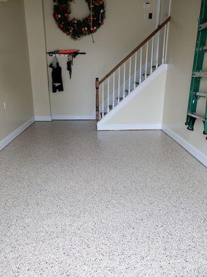 Shoreline epoxy flake floor