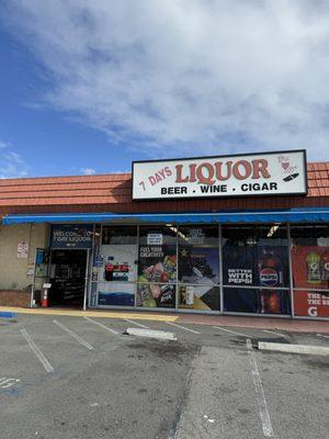 Exterior of 7 Days Liquor