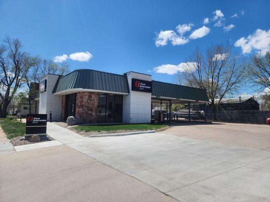 Exterior image of First Interstate Bank in Holdrege, NE.