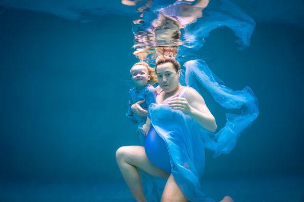 Pregnant underwater photography session with Ekaterina and her son in Fort Lauderdale, Florida. Community swimming pool.