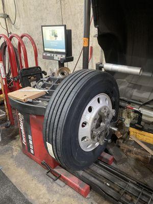 Tire balancing machine