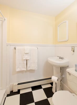 The Captain Reed Room's private bath