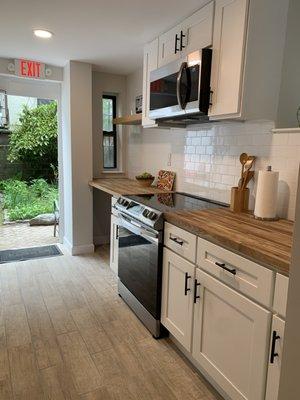 Community Kitchen - very clean and well-stocked for guests to enjoy