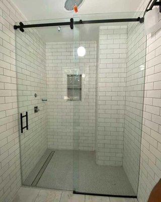 Serenity shower enclosure 
matte black Hardware