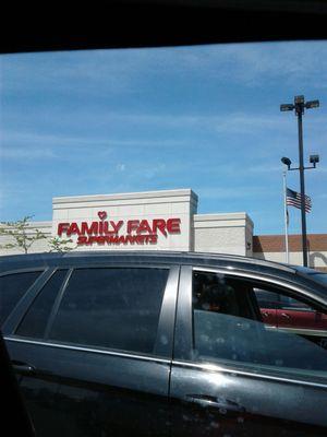 Great local supermarket.  Has location of products on the carts