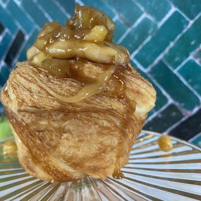 Apple pie cruffin