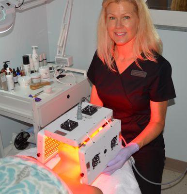 Red LED light therapy = healthy skin cells