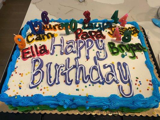 Here's the cake she did in a short amount of time and sadly I didn't get a picture of al the beautiful cupcakes she did!