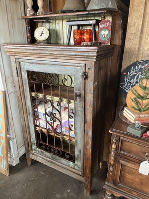 Quilt cabinet made of bead board