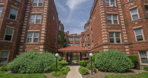 1000 -02 S. Austin, Oak Park Vintage Oak Park Courtyard Apartment Building. Newly remodeled apartment in beautiful Oak Park.