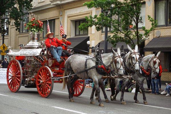 Grand Floral Parade - Portland Rose Festival