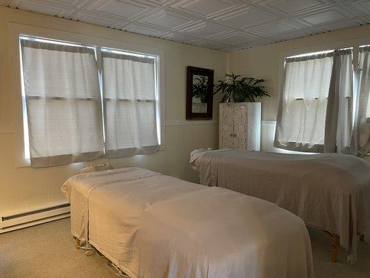 Our couples massage rooms are air conditioned in summer for your comfort and heated tables in winter!