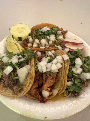 Tacos de asada pastor birria y suadero. Hay un alada bar pero no le tome fotos. Muy bueno los tacos los recomiendo.