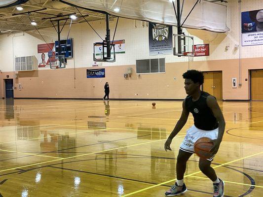 Young man getting that work in at the gym