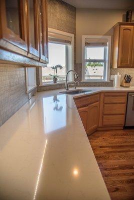 For an updated and contemporary look, we refinished existing oak floors, installed a quartz countertop, and added a subway tile backsplash.