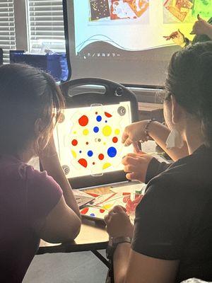 Students using light box in class.