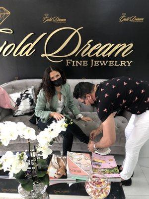 Felizzz, sin duda alguna el mejor sitio para comprar prendas y joyas , GOLD DREAM FINE JEWELRY,la mejor joyería de Los Angeles .