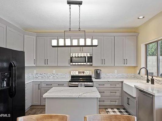 White Shaker Kitchen with Crown Molding