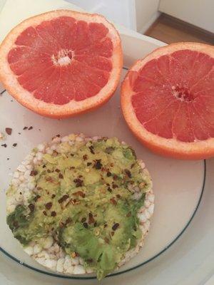 Avocado on rice cakes with grapefruit