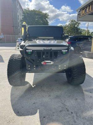 Jeep Rubicon Front windshield has 50%