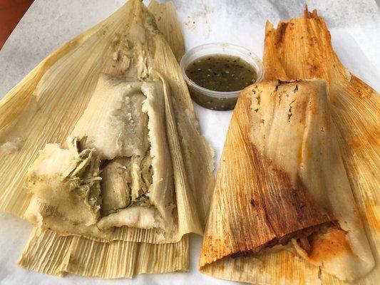 Tamales verde de pollo y rojo de puerco (chicken / pork )